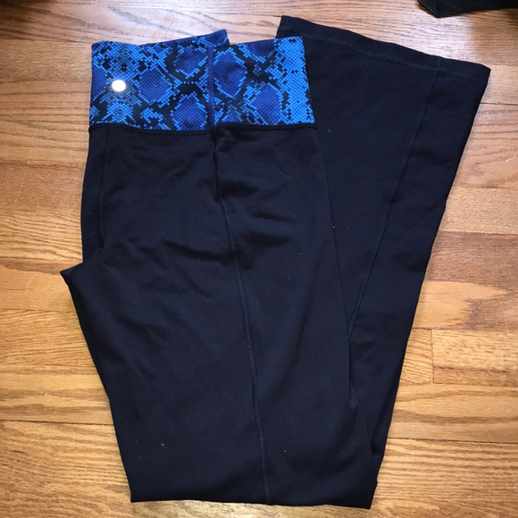 lululemon athletica Pants - Lululemon Navy snake skin yoga pants 12 tall